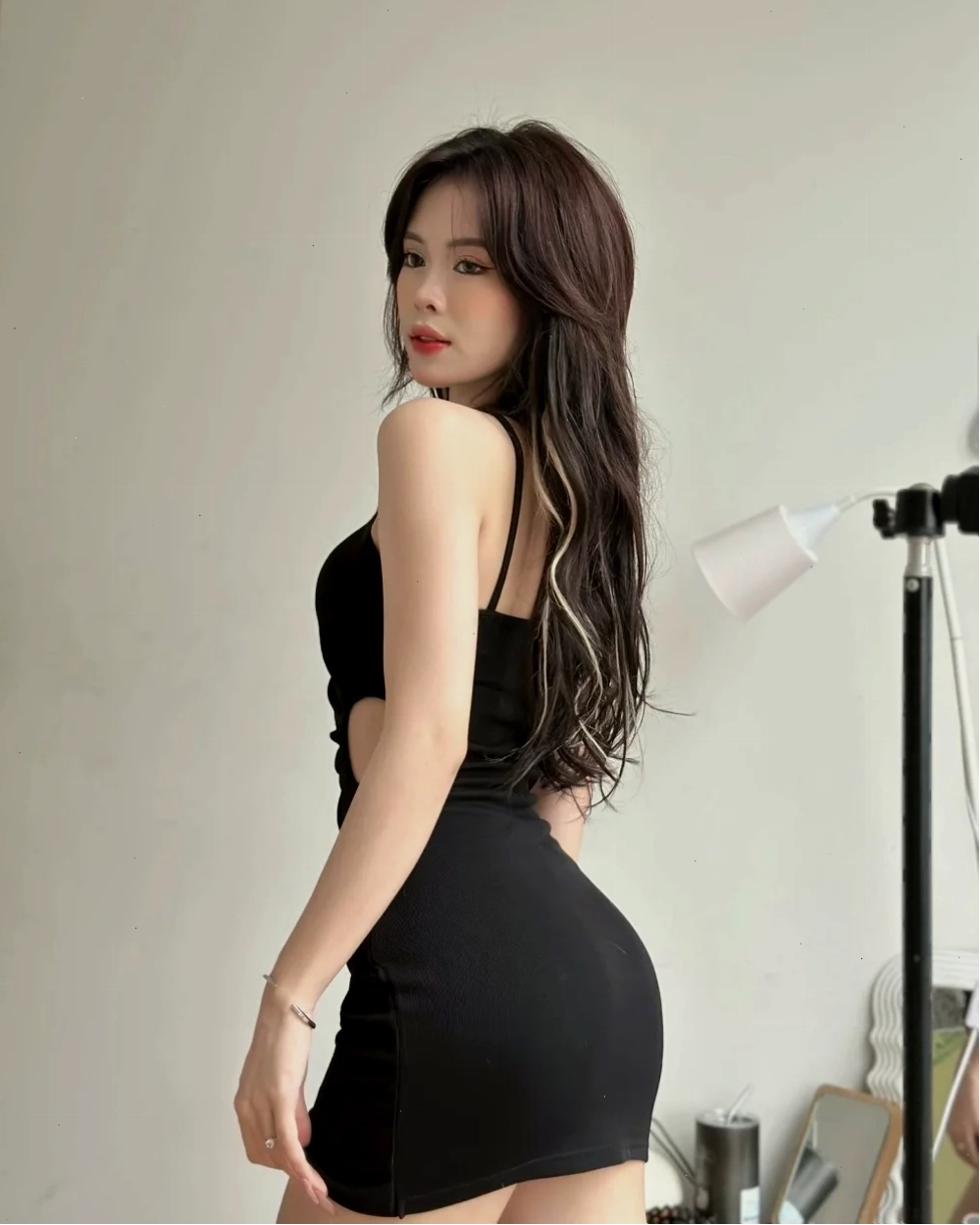 Kết hợp sơ mi gái xinh váy ngắn sexy với sơ mi