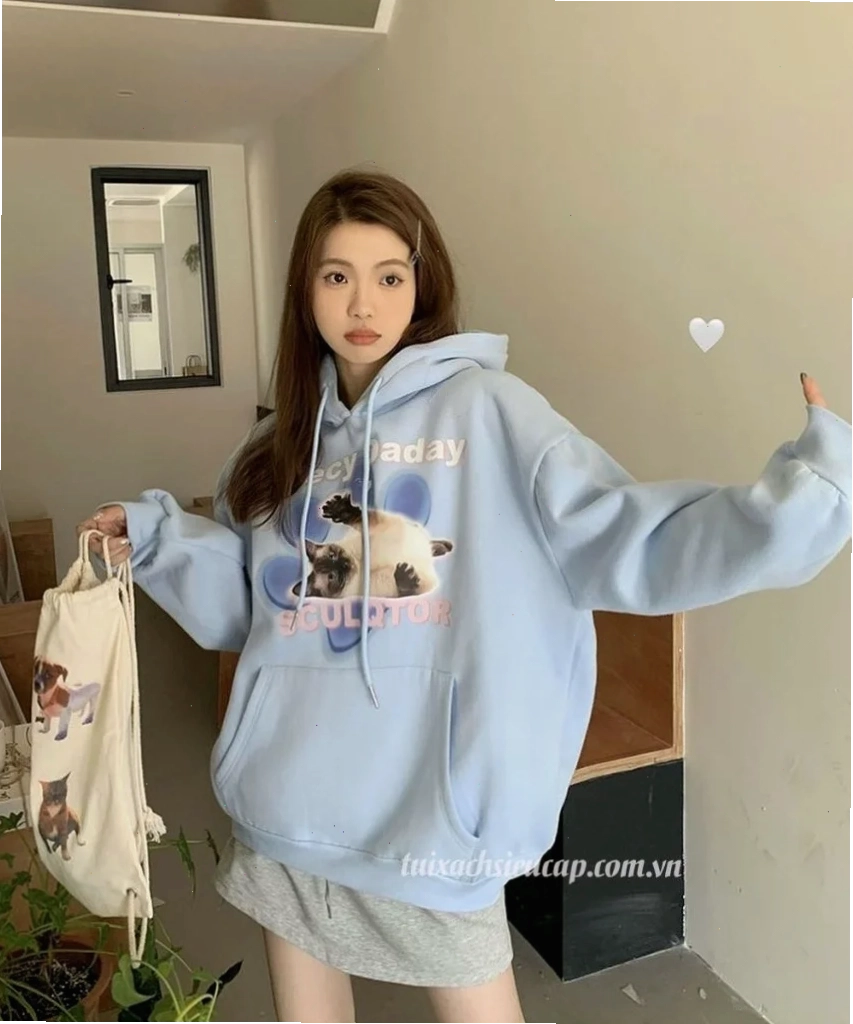 Gợi ý cho con gái mặc hoodie phối chân váy denim
