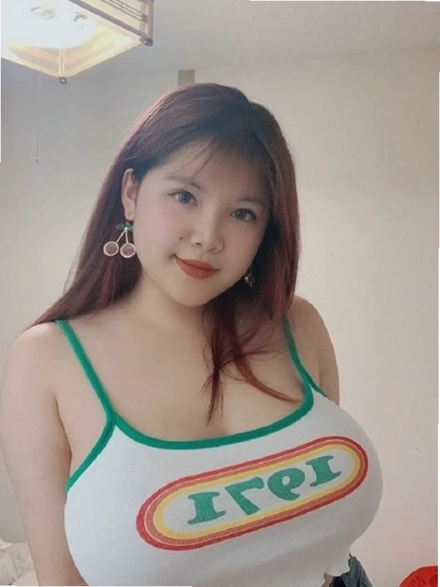 Gương mặt cô gái có vòng 1 to nhất việt nam
