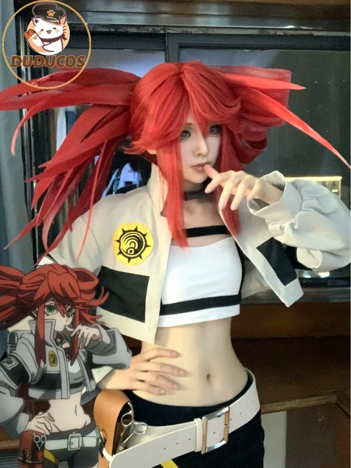 hai cosplay gái anime tóc xanh hồng áp má bên nhau nổi bật