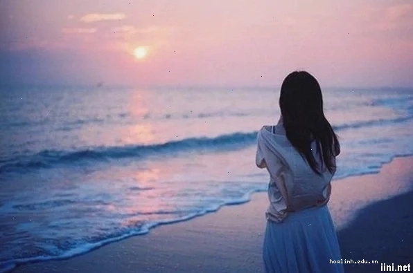 hình ảnh cô gái cô đơn một mình dưới hiên nhà