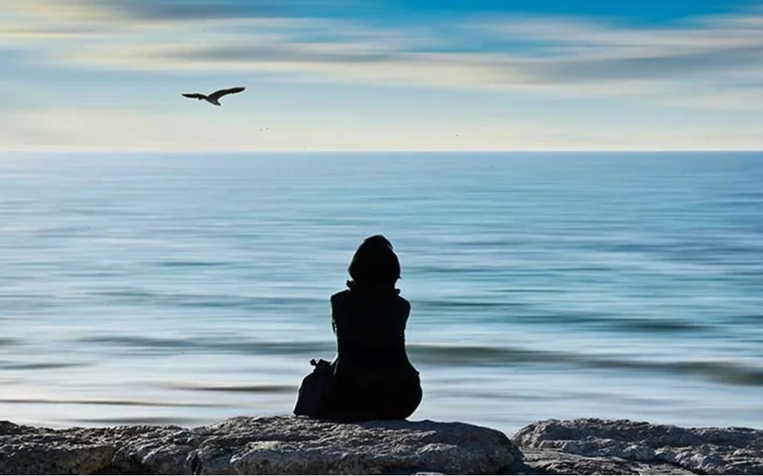 hình ảnh cô gái cô đơn một mình khi hoàng hôn buông