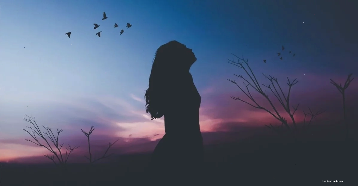 hình ảnh cô gái cô đơn một mình với ánh mắt xa xăm