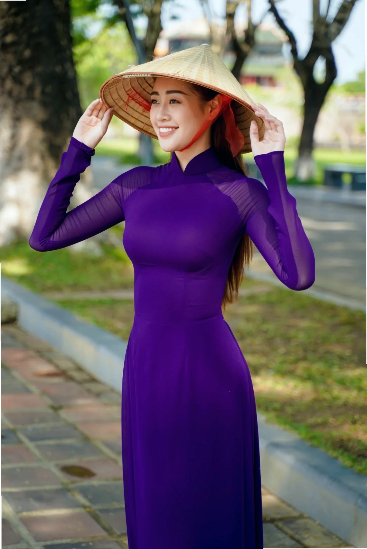 hình ảnh cô gái huế mặc áo dài tím cách tân
