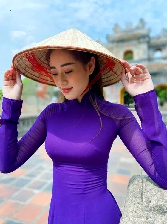 hình ảnh cô gái huế mặc áo dài tím chụp với hoa cúc