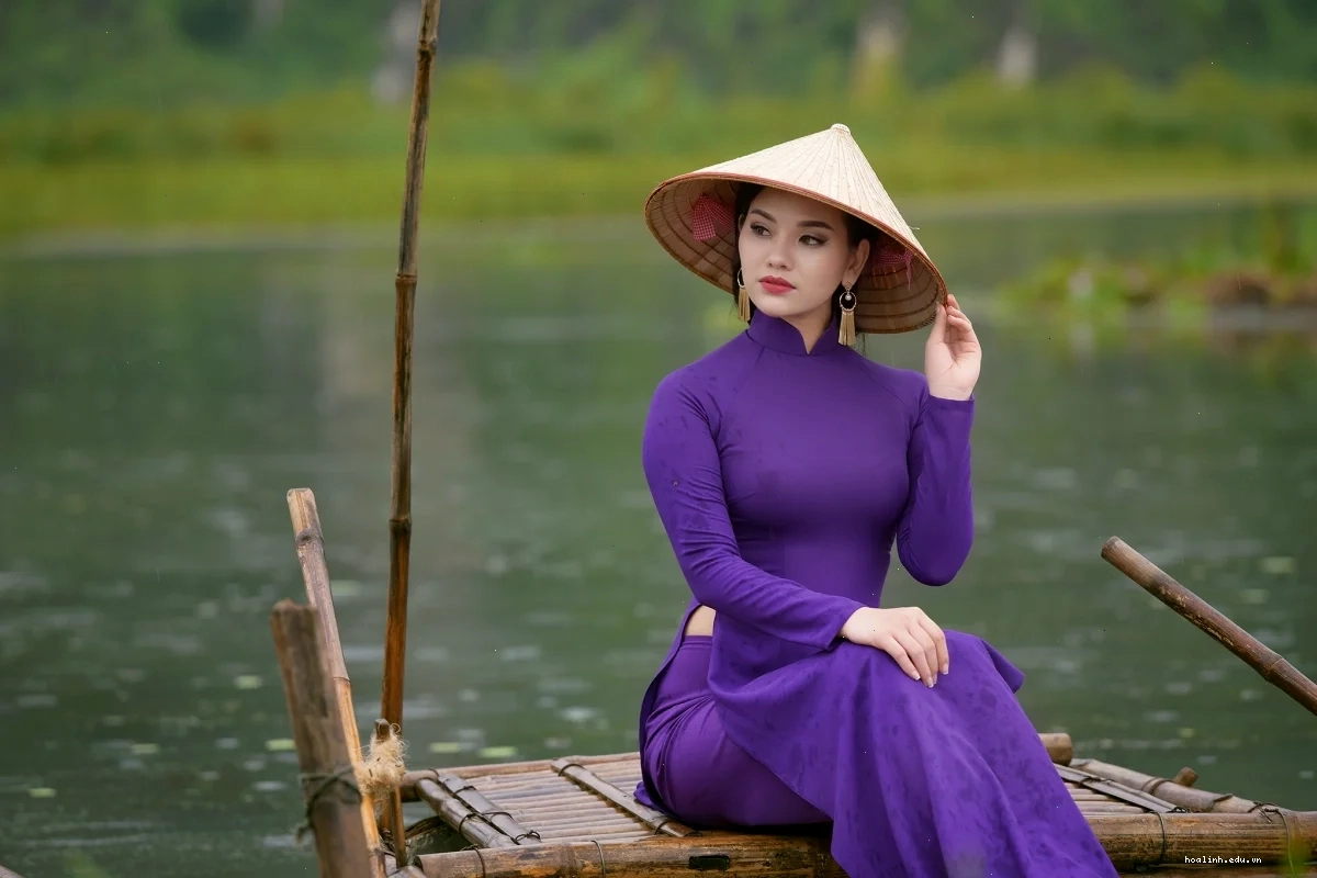 hình ảnh cô gái huế mặc áo dài tím cùng bạn bè