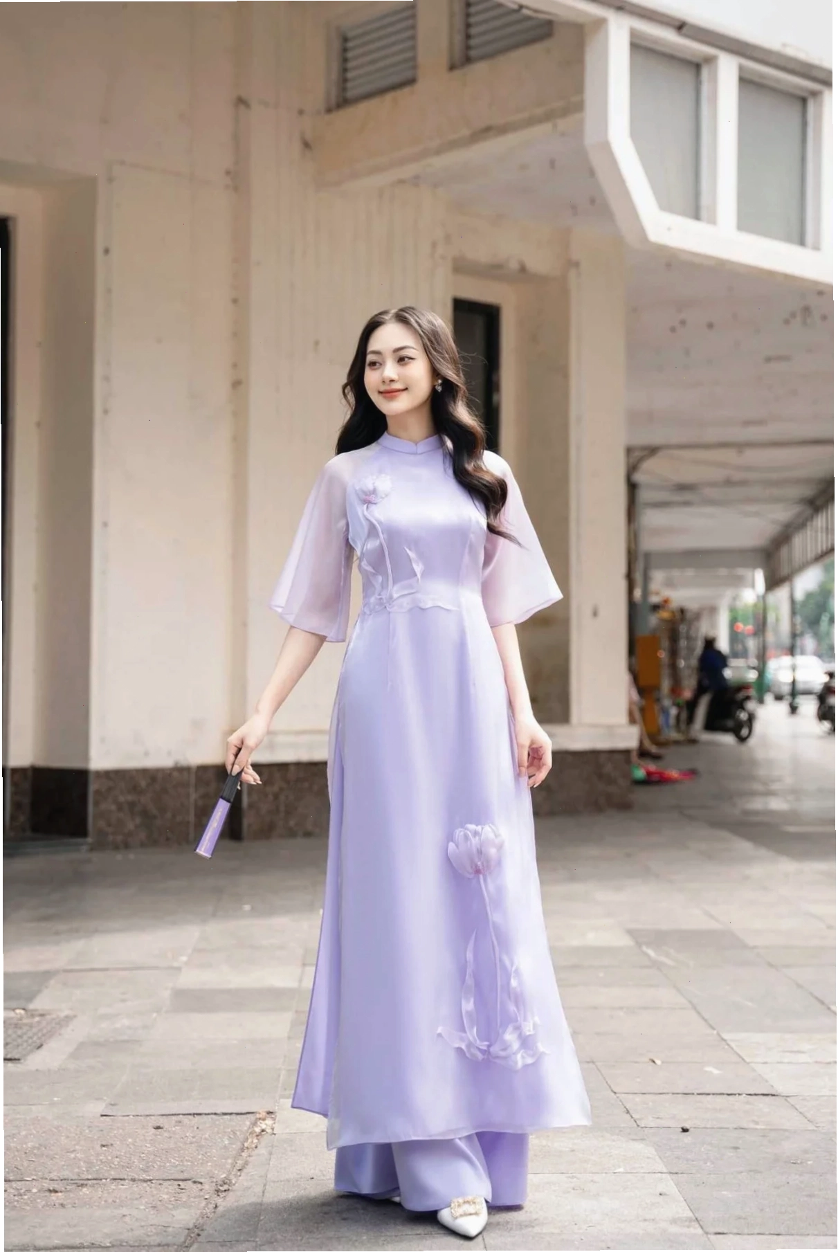 hình ảnh cô gái huế mặc áo dài tím cùng hoa sen