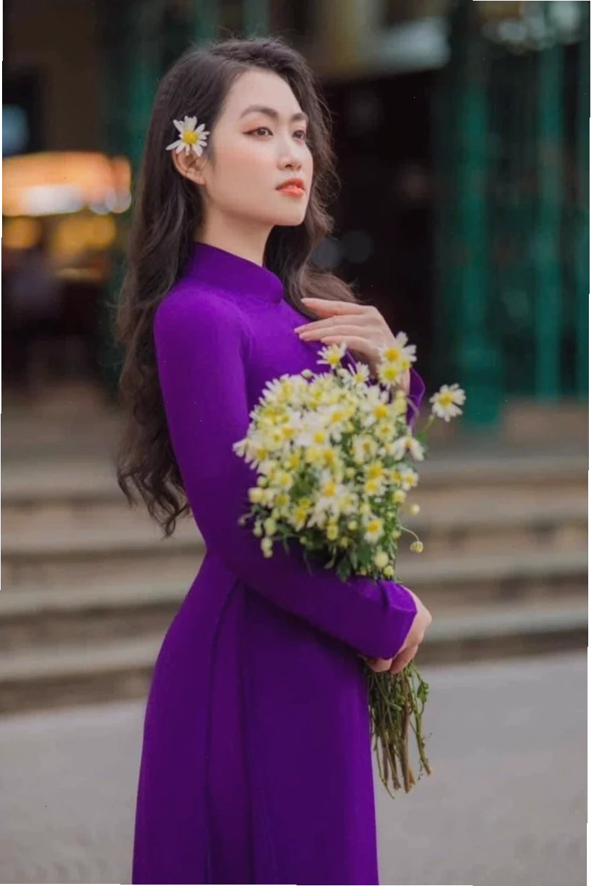 hình ảnh cô gái huế mặc áo dài tím cười duyên