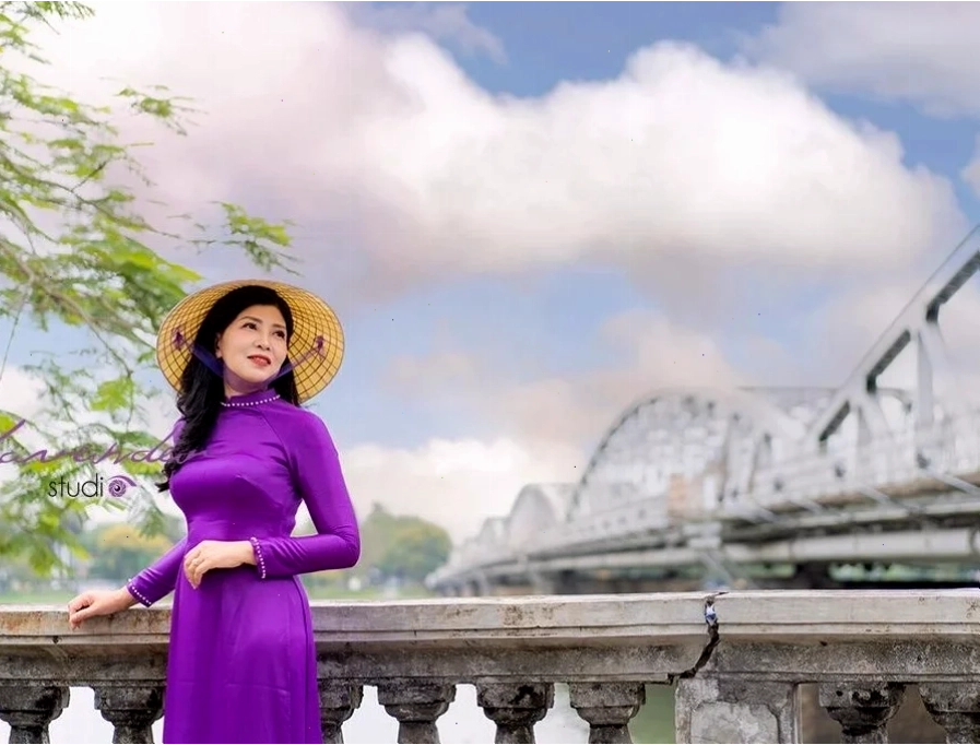 hình ảnh cô gái huế mặc áo dài tím đang thêu thùa