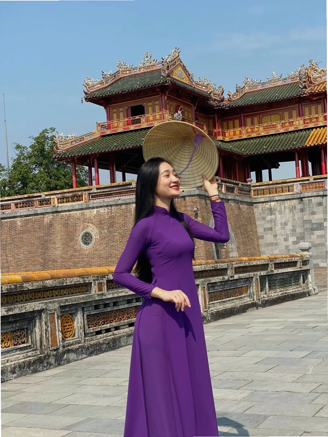 hình ảnh cô gái huế mặc áo dài tím dạo phố