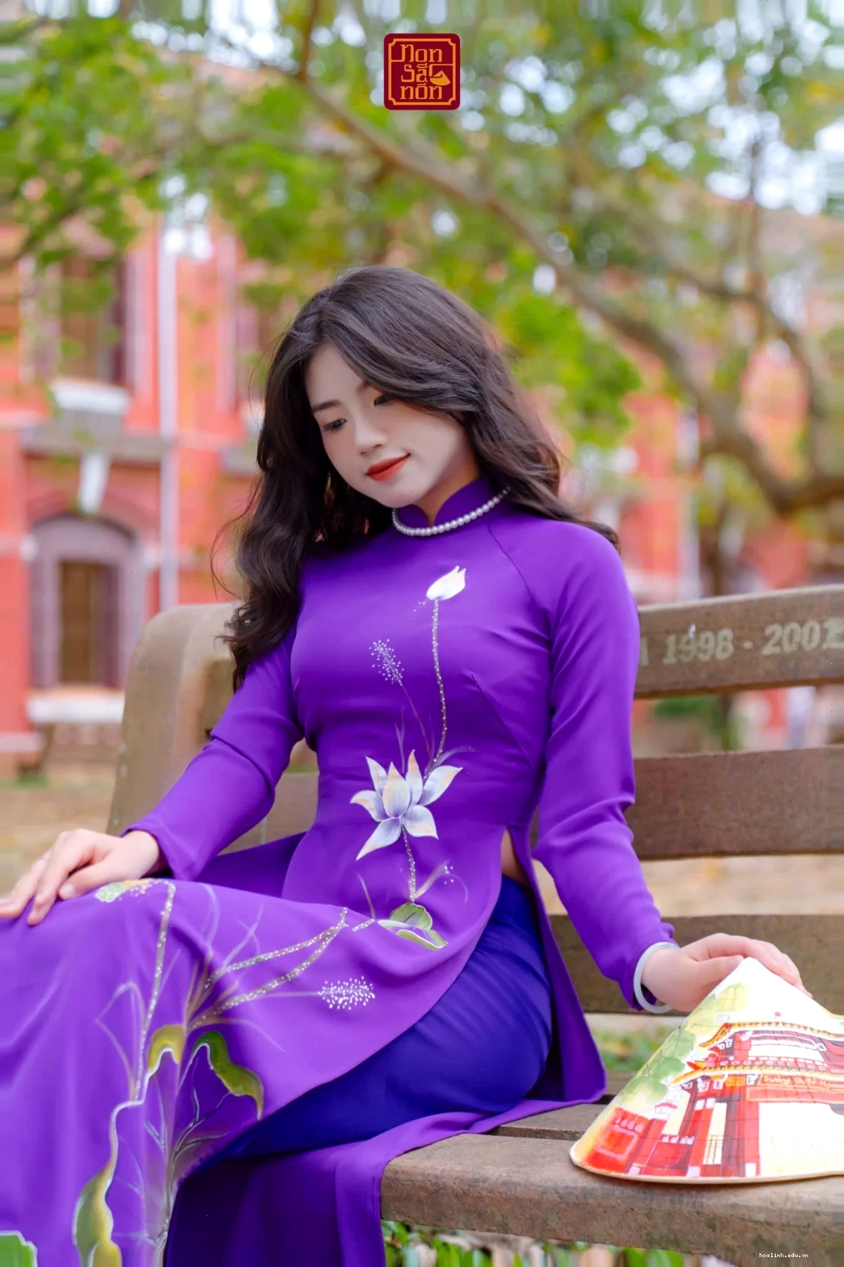 hình ảnh cô gái huế mặc áo dài tím tại bến sông
