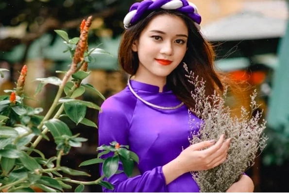 hình ảnh cô gái huế mặc áo dài tím tại cầu Trường Tiền