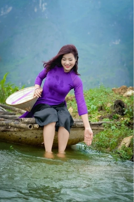 hình ảnh cô gái huế mặc áo dài tím tại chùa