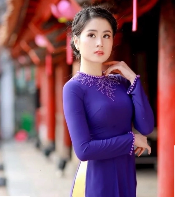 hình ảnh cô gái huế mặc áo dài tím tại cổng thành