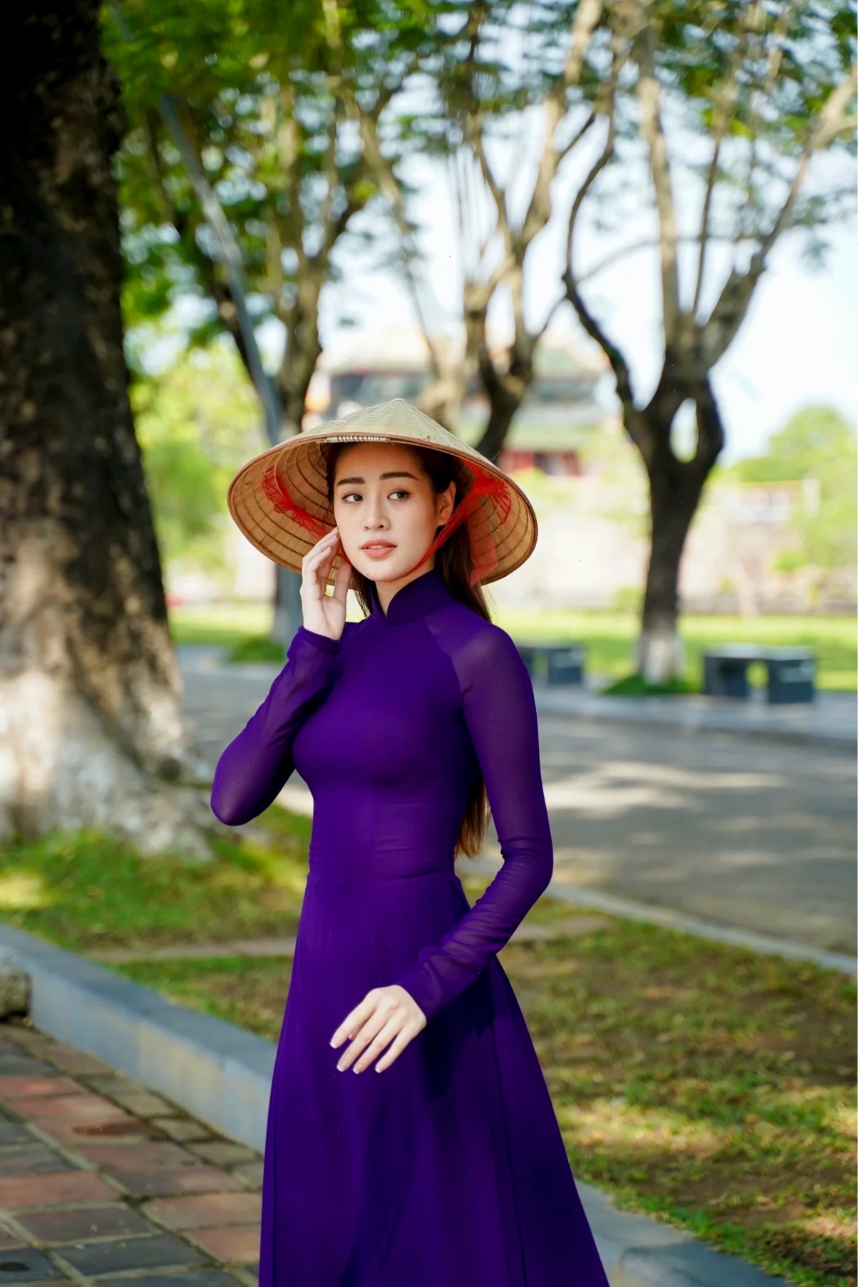 hình ảnh cô gái huế mặc áo dài tím trong vườn