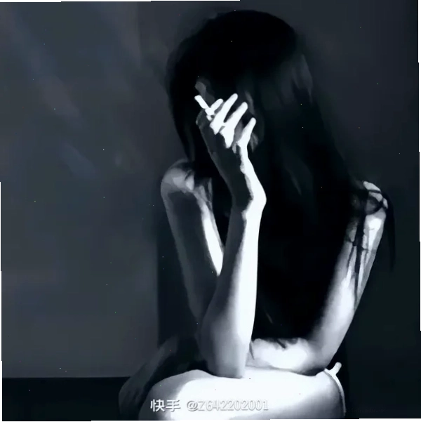 hình ảnh cô gái khóc dưới mưa cạnh cửa sổ