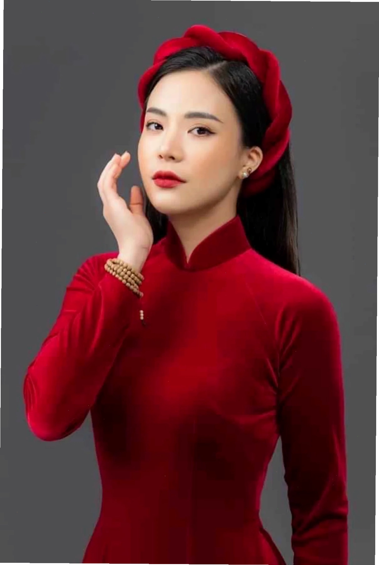 hình ảnh cô gái mặc áo dài đỏ sao vàng tươi vui