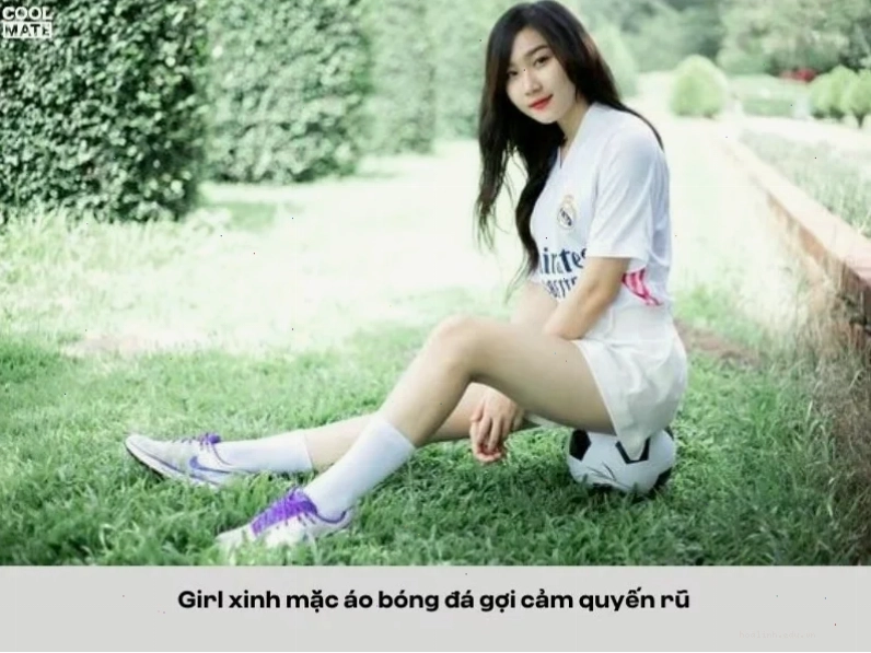 Ảnh áo bóng đá hình ảnh con gái mặc áo bóng đá che mặt