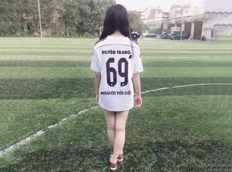 Hình ảnh con gái mặc áo bóng đá hình ảnh con gái mặc áo bóng đá che mặt cute
