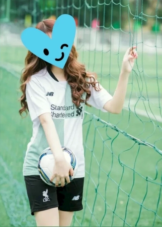 Áo bóng đá trên sân bóng hình ảnh con gái mặc đồ bóng đá che mặt dễ thương trên sân bóng