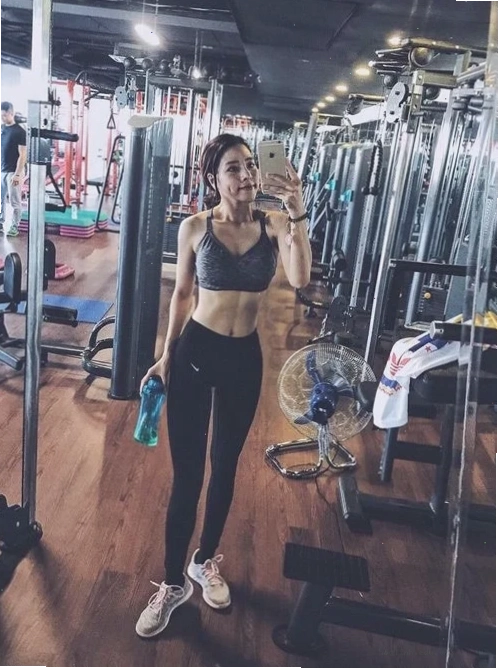 hình ảnh con gái mặc đồ chất cùng mũ