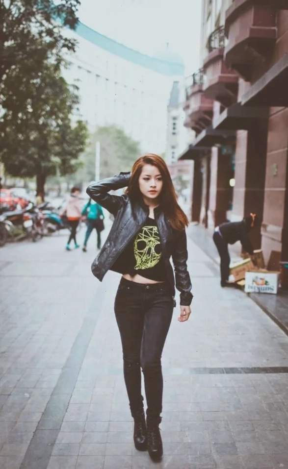 hình ảnh con gái mặc đồ chất phối cùng phụ kiện túi
