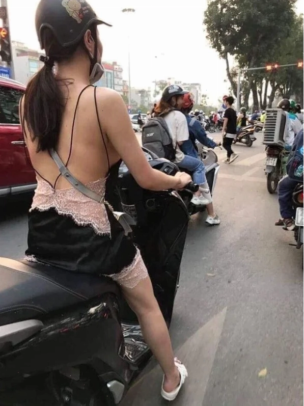 hình ảnh con gái mặc đồ chất phối hợp màu trắng