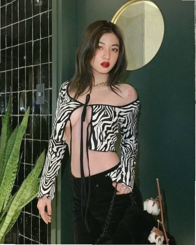 hình ảnh con gái mặc đồ chất phong cách bụi bặm