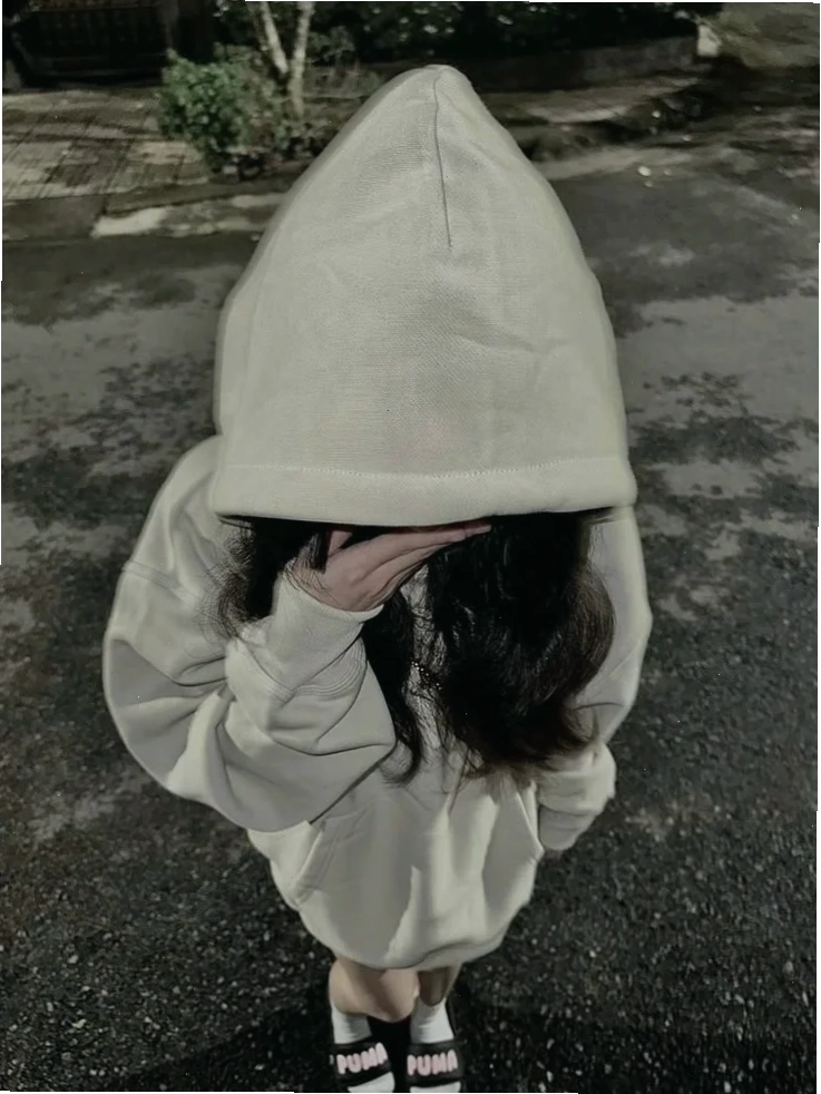 Hình ảnh con gái mặc hoodie phối quần jogger