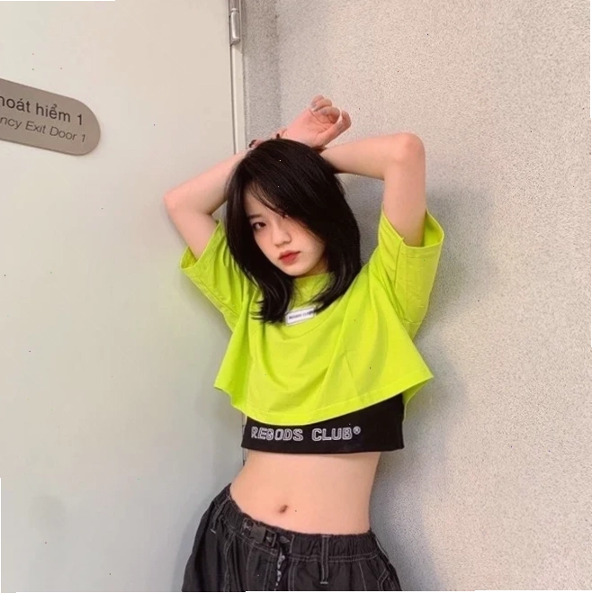 Hình ảnh gái mặc croptop dạo phố