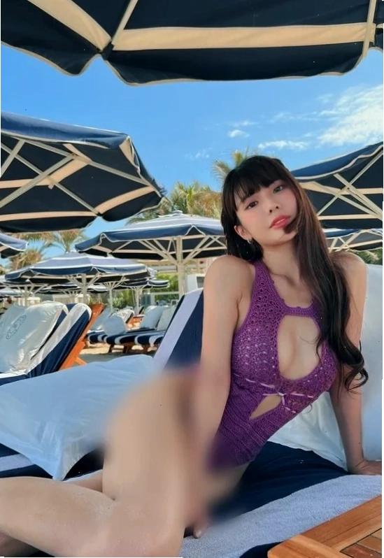 Hinh anh mot co gai mac bikini luoi dang dao buoc tren cat