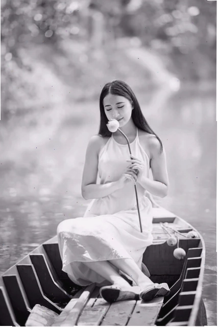 Nụ cười buồn hình ảnh người con gái cô đơn đang cười nhẹ
