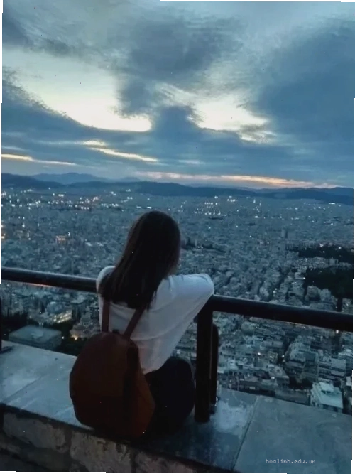Nhìn xa xăm hình ảnh người con gái cô đơn nhìn xa xăm