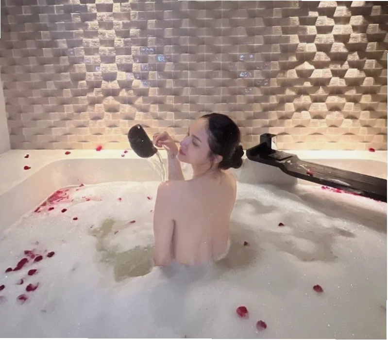 hình nền gái không mặc đồ vẻ đẹp tóc vàng hình nền gái không mặc đồ với mái tóc vàng rực rỡ