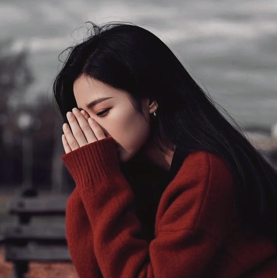 hình người con gái buồn che mặt