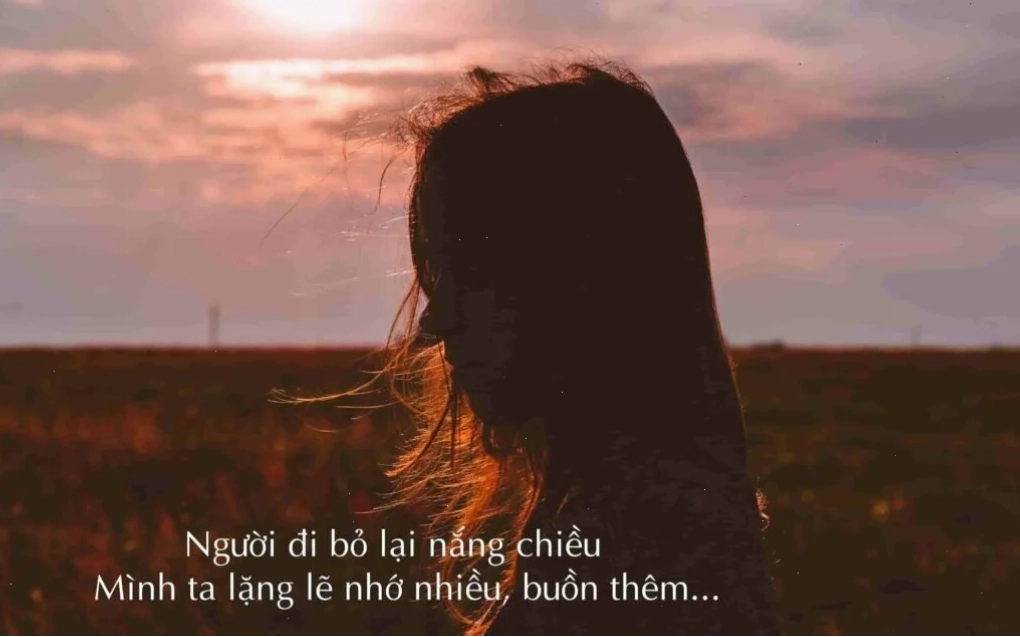 hình người con gái buồn đi dạo