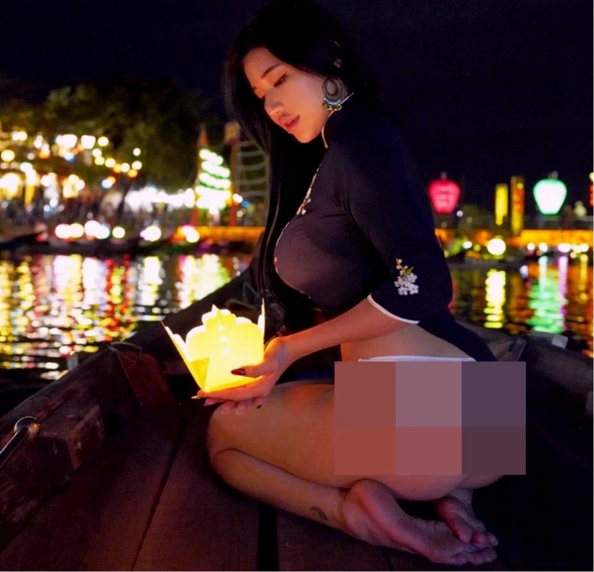 Hot girl diện áo dài chim công phá cách