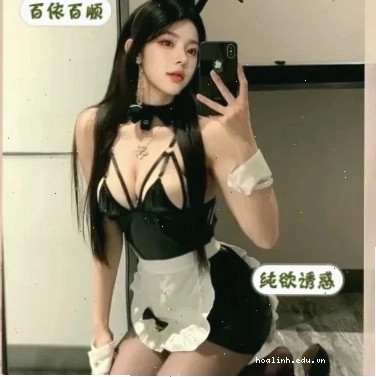 Lan Ngọc tạo dáng gái già sexy