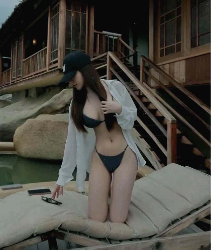 Lan Ngọc với hình tượng gái già sexy