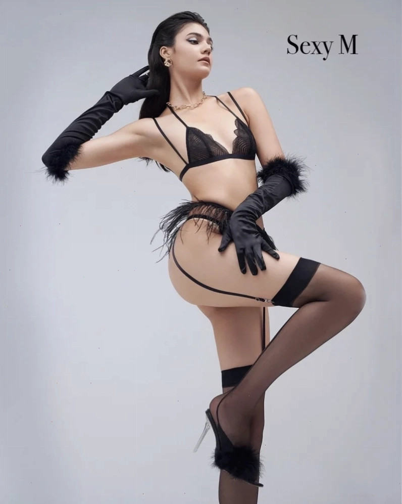 Gái sexy táo bạo Lọt khe lộ rõ lồn hồng tinh nóng bắn