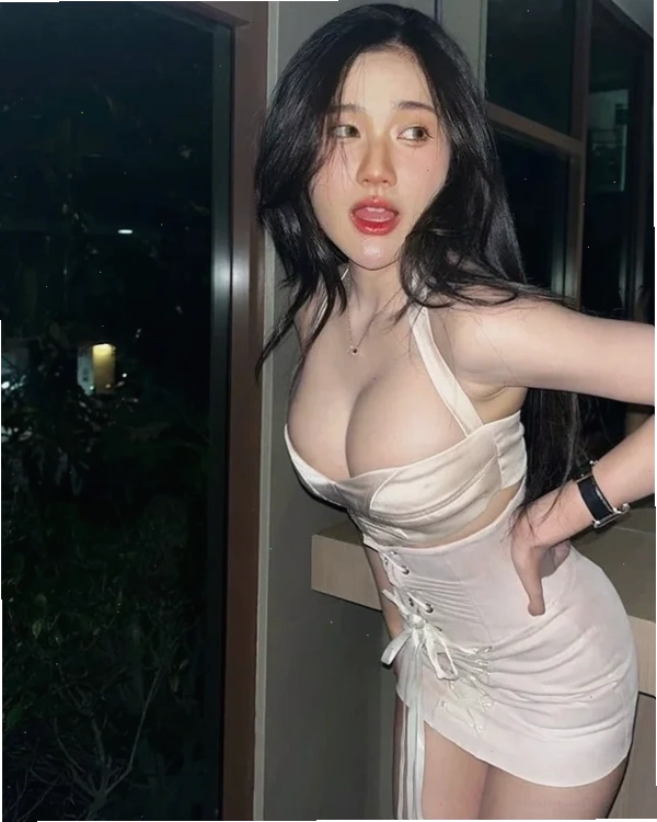 Minh Hằng trên đường đua bikini trong ảnh gái mặc bikini nóng bỏng