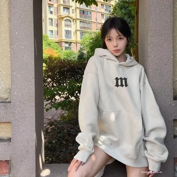 Một cô con gái mặc hoodie dáng rộng cực xinh