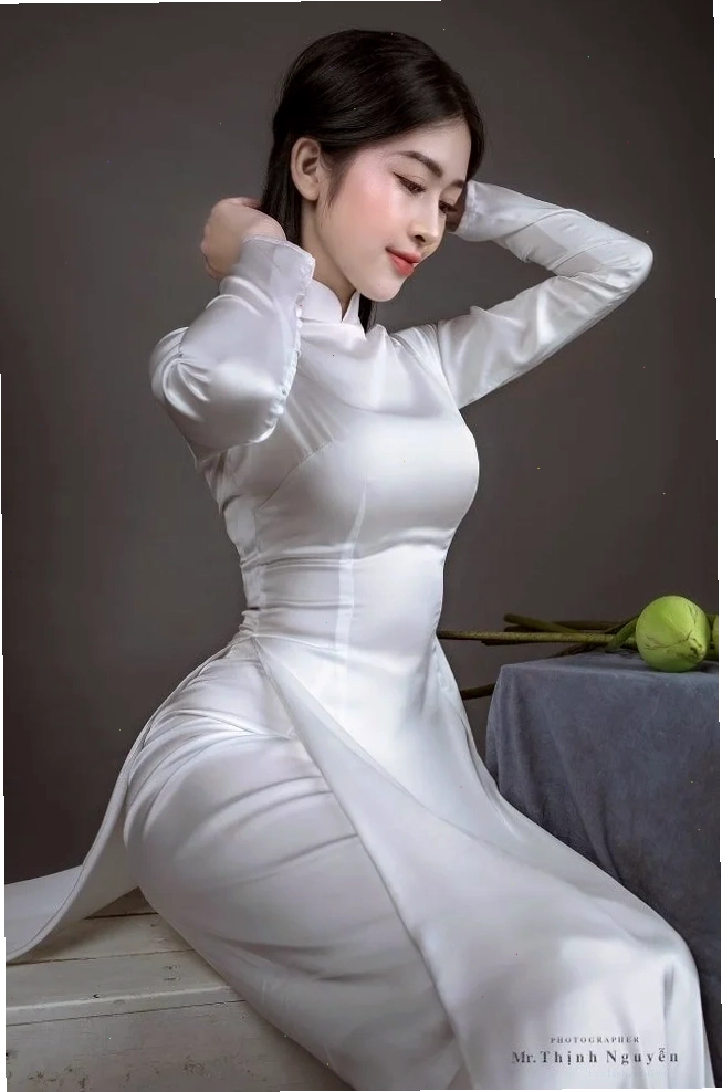 Cô gái lộng lẫy với áo dài lụa Một cô gái mặc áo dài sexy với chất liệu lụa mềm mịn