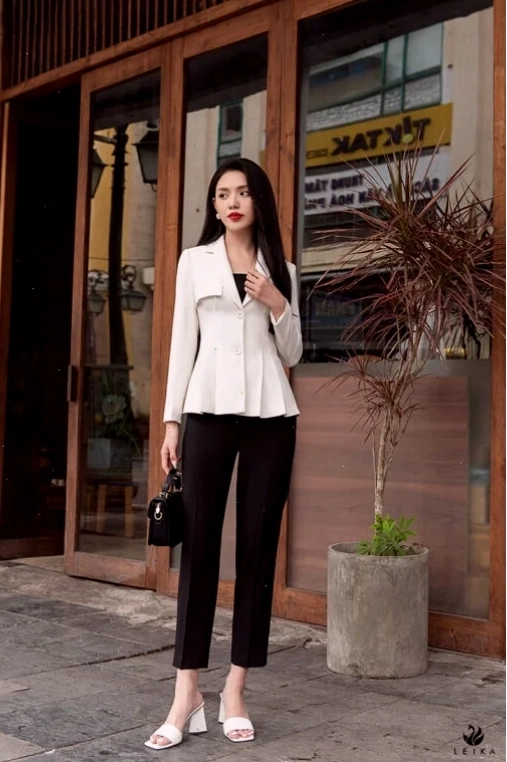 Một cô gái mặc vest chuyên nghiệp