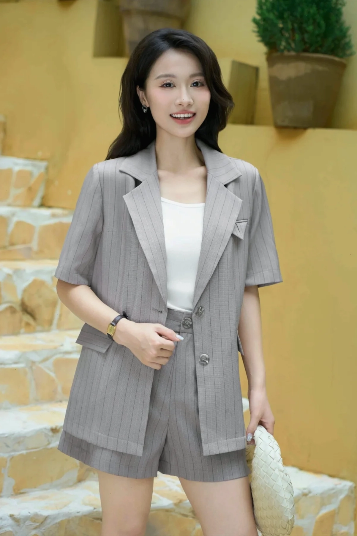 Một cô gái mặc vest thanh lịch