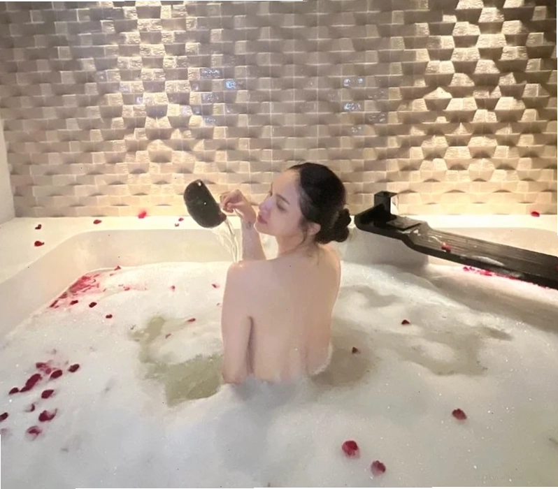 Thư giãn trên bãi biển Một cô gái tắm không mặc quần áo thư giãn trên bãi biển hoang sơ