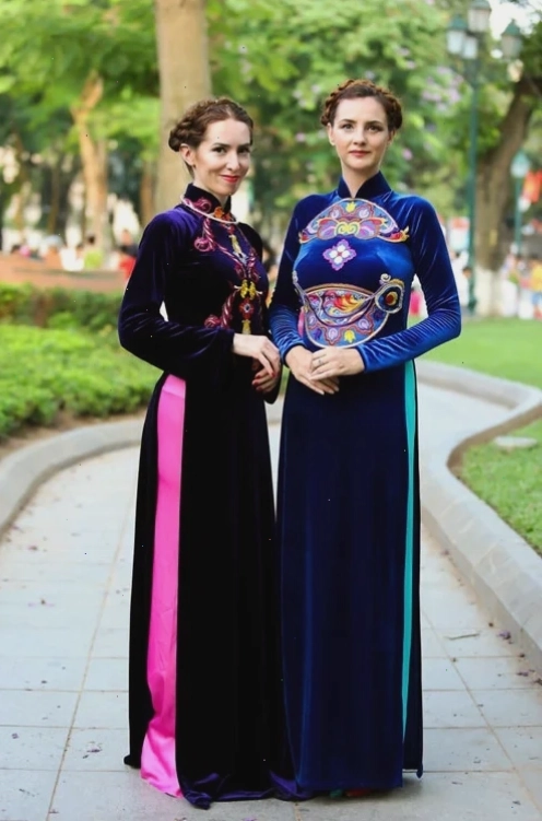 Một cô gái tây mặc áo dài tại thảo nguyên hoa