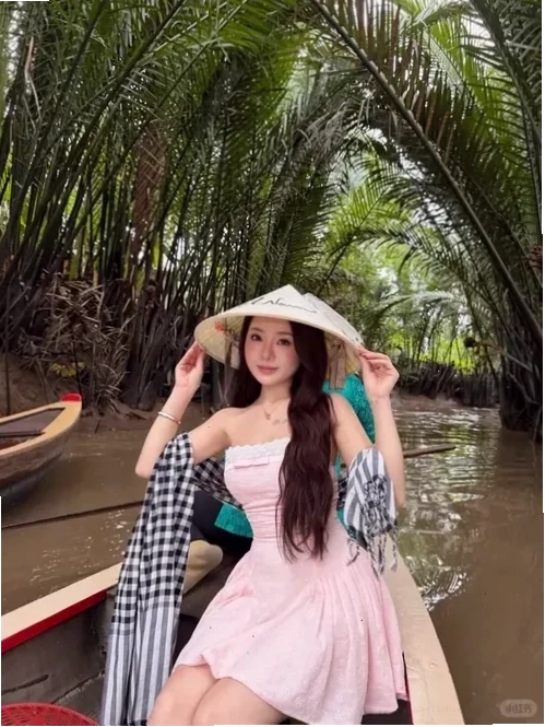 Một cô gái trung quốc mu to trên đường phố
