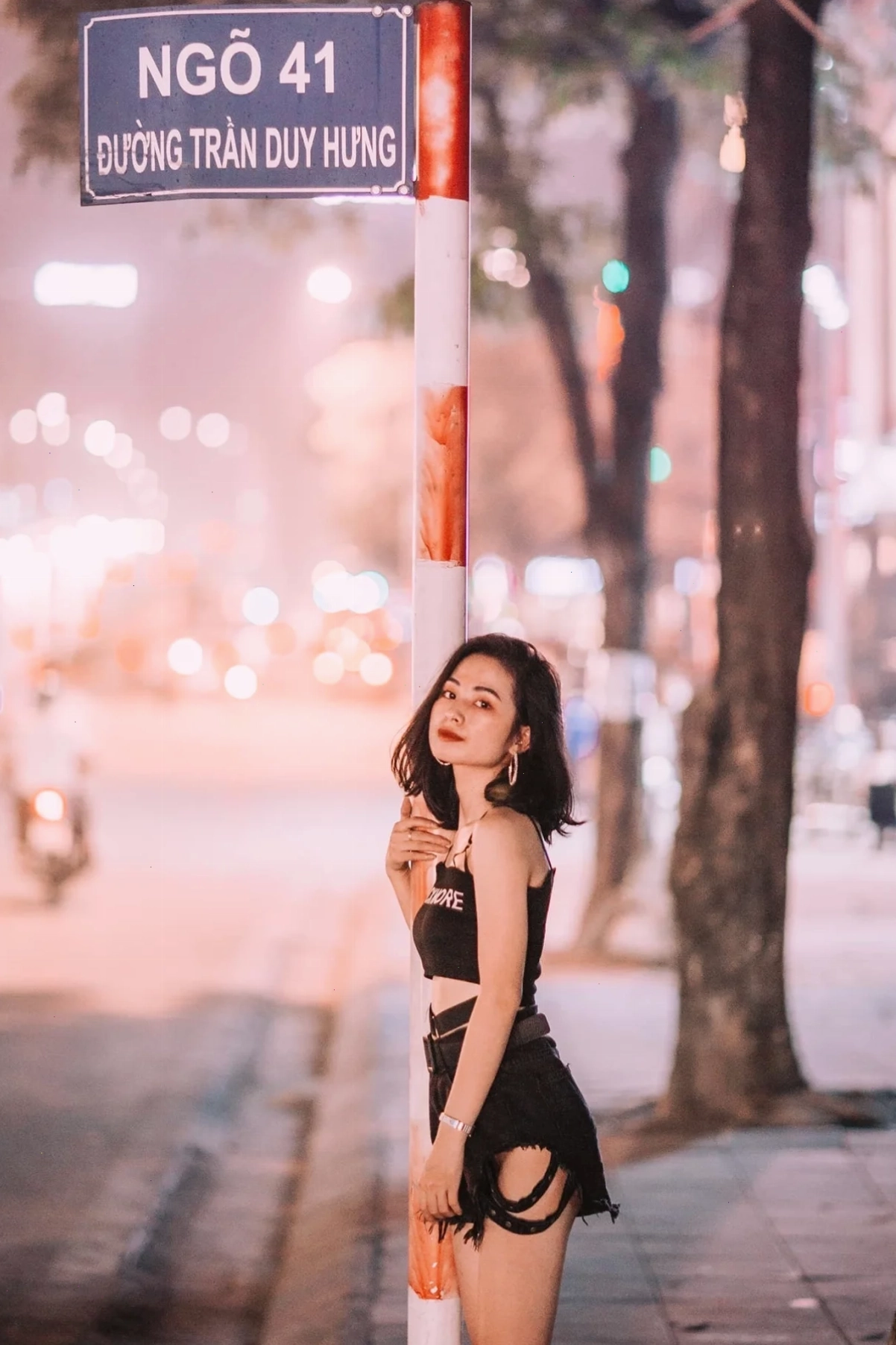 Một góc chụp ảnh check in nguy hiểm, hình ảnh gái đứng đường