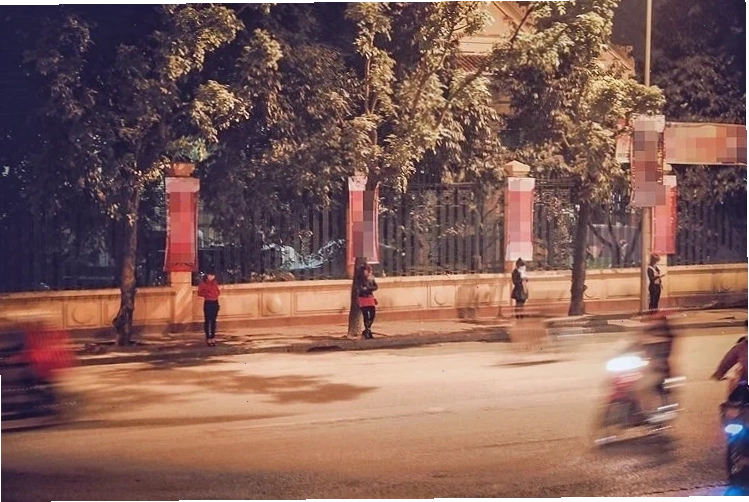 Một nhóm khách nữ dàn hàng ngang giữa quốc lộ gây nguy hiểm, hình ảnh gái đứng đường